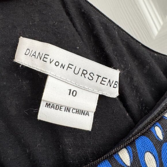 Diane Von Furstenberg "Ivena" Printed Blue Silk Romper, size 10 (fits 8/10) - Picture 7 of 11